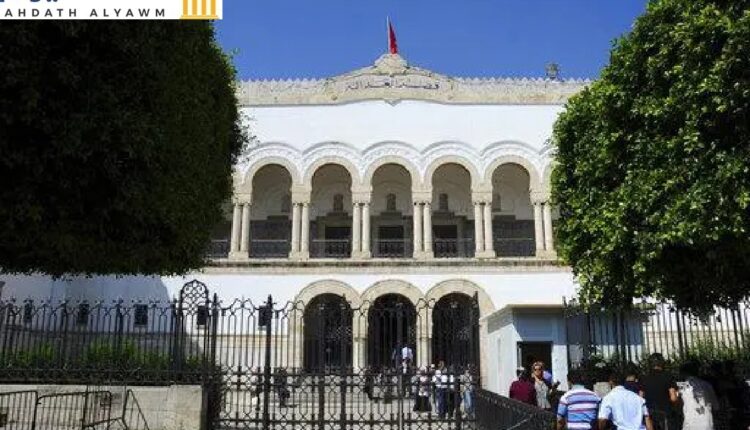 أشخاص يدخلون إلى قصر العدالة في تونس