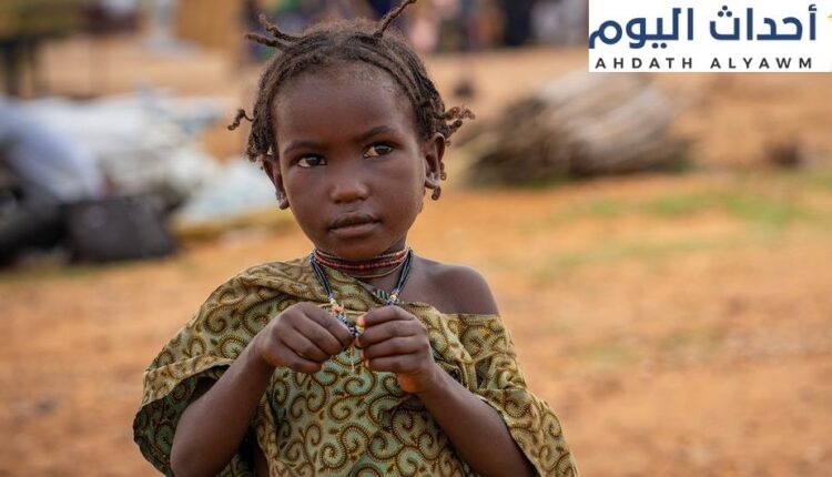 يتلقى الأطفال في مخيم للنازحين في مالي الدعم للتعافي من الصدمات