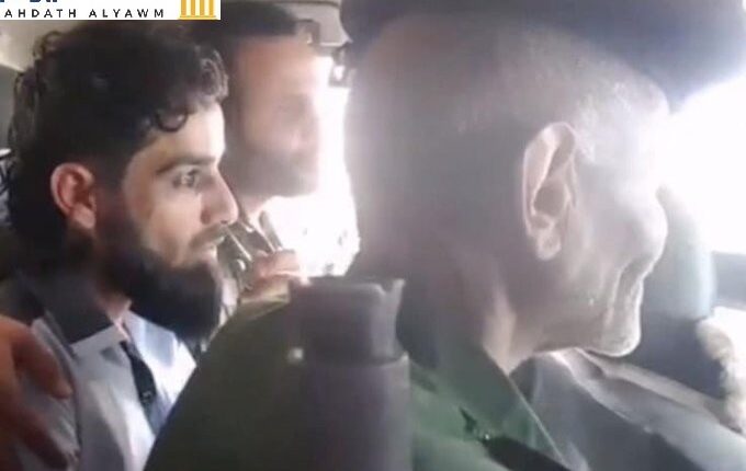 الناشط اليمني "حمدي عبد الرزاق" برفقة عدد من مسلحي جماعة الحوثي