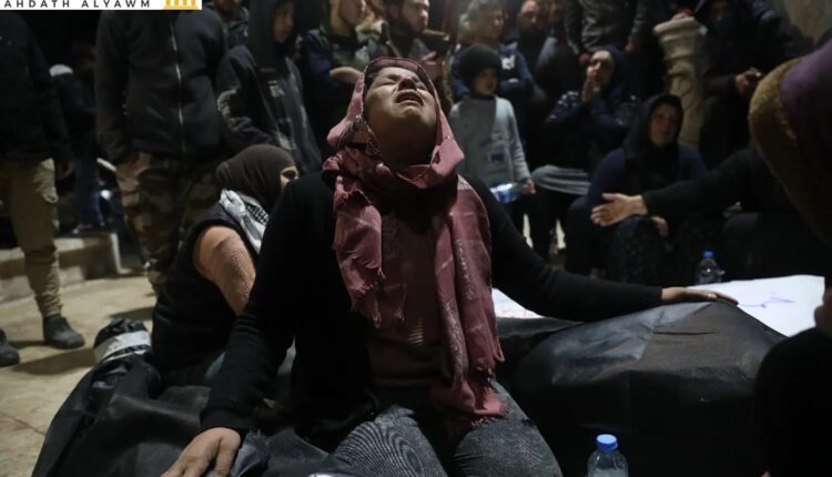 أقارب الضحايا وأهالي جندريس يتجمعون في بلدة أطمة قرب الحدود السورية مع تركيا في خلال مراسم جنازة الضحايا الذين قتلوا على يد مقاتلين مدعومين من تركيا في خلال احتفالات النوروز