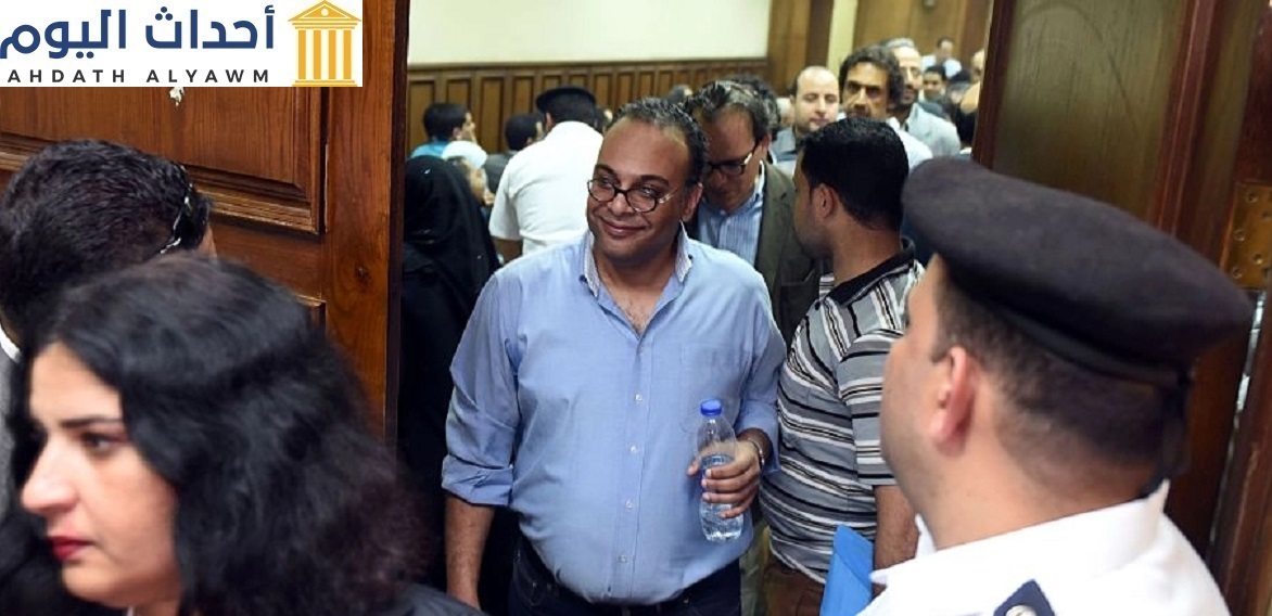 الناشط الحقوقي المشهور حسام بهجت (وسط) يغادر قاعة المحكمة في القاهرة بينما تنظر محكمة مصرية في طلب إصدار حظر سفر وتجميد أصوله هو وزميله من الناشطين الحقوقيين في 20 أبريل / نيسان 2016.