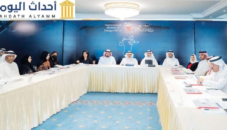 وزير خارجية البحرين "عبداللطيف الزياني" يترأس اجتماع اللجنة الوطنية لحقوق الإنسان المنعقد في المنامة