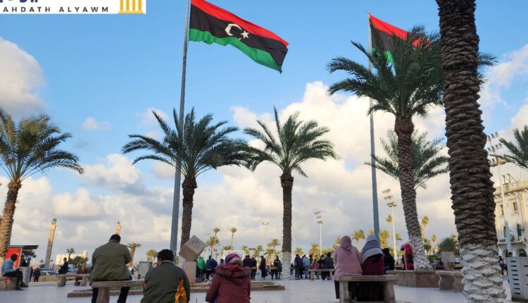 أشخاص يتجمعون في ميدان الشهداء في وسط العاصمة الليبية طرابلس