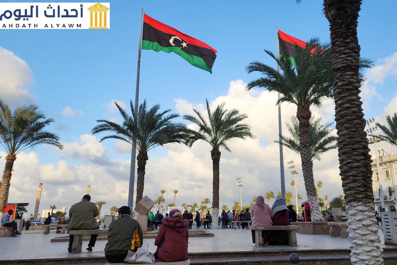 أشخاص يتجمعون في ميدان الشهداء في وسط العاصمة الليبية طرابلس