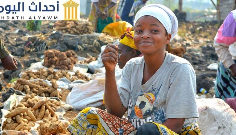 شابة تبيع غذاء في سوق في جمهورية الكونغو الديمقراطية