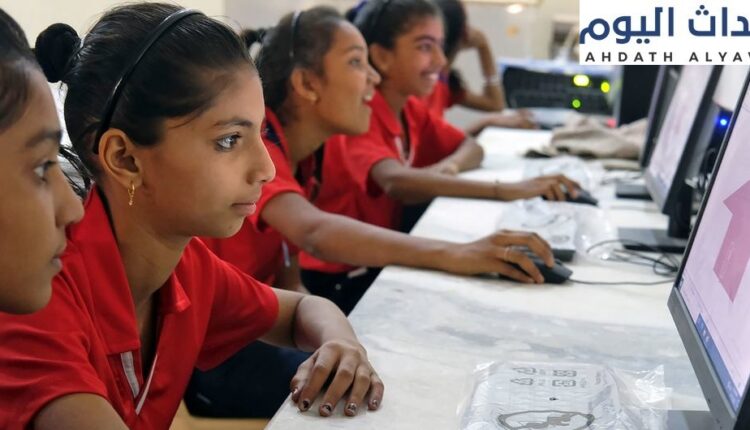 فتيات مراهقات يتعلمن مهارات الكمبيوتر في مدرسة ابتدائية في الهند