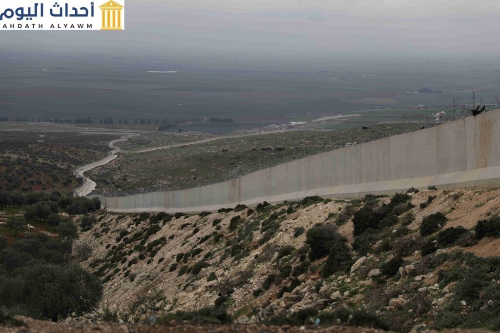صورة للجدار الاسمنتي الفاصل بين سوريا وتركيا بالقرب من مدينة حارم شمال غرب سوريا