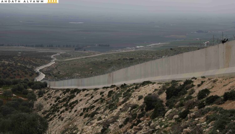 صورة للجدار الاسمنتي الفاصل بين سوريا وتركيا بالقرب من مدينة حارم شمال غرب سوريا