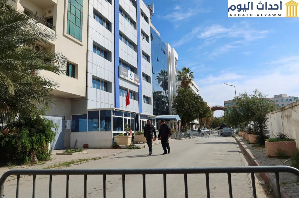 اثنان من أعوان الشرطة يسيران أمام المبنى الكائن فيه مقر حزب النهضة، بعد أن داهمت الشرطة المقر وأخرجت جميع الموجودين فيه، تونس العاصمة، تونس