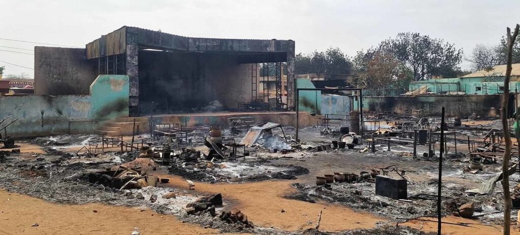 حرق مركز إيواء النازحين في مدرسة الإمام الكاظم بمدينة الجنينة بولاية غرب دارفور، في 27 نيسان/أبريل 2023 في سياق القتال الدائر في السودان.