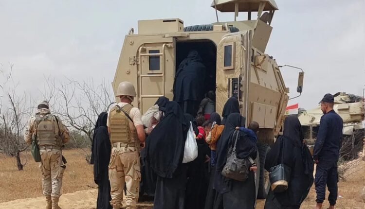 صورة نشرتها صفحة ميليشيا"أسود الكرامة" الموالية للجيش على فيسبوك (أزيلت الصفحة لاحقا)، يظهر فيها عدد من النساء والأطفال الذين وصفتهم المجموعة بأنهم زوجات وأطفال لرجال من التنظيم التابع للدولة الإسلامية، قيد التوقيف من قبل الجيش المصري بالقرب من قرية المقاطعة جنوب منطقة الشيخ الزويد في شمال سيناء، مصر
