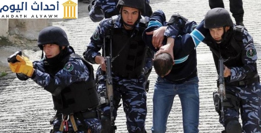 عناصر الأجهزة الأمنية الفلسطينية تعتقل مواطنين فلسطينيين على خلفية حرية الرأي والتعبير