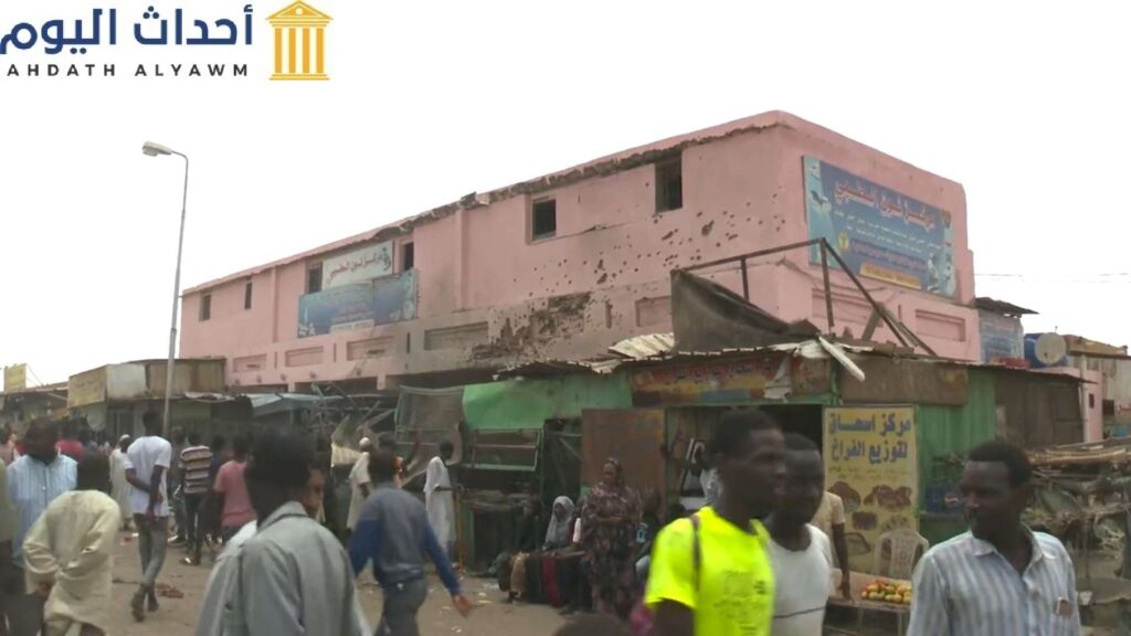 آثار القصف على أحد المباني في العاصمة السودانية الخرطوم