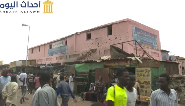 آثار القصف على أحد المباني في العاصمة السودانية الخرطوم