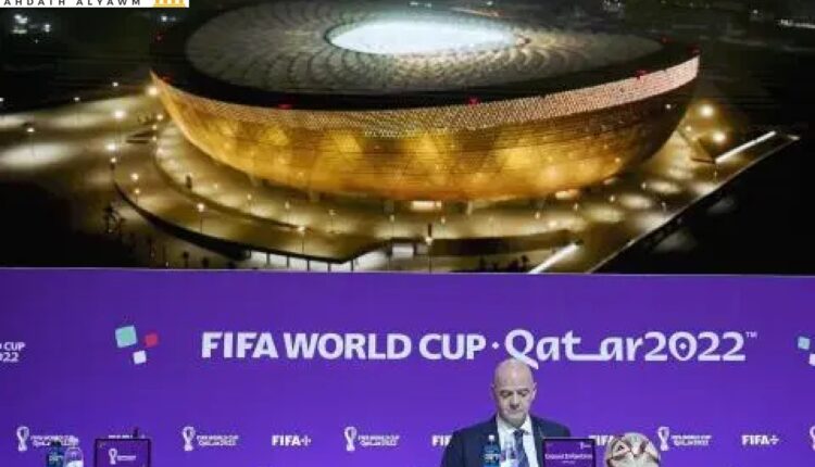 رئيس "الفيفا" جاني إنفانتينو يجلس أمام شاشة تُظهر "استاد لوسيل" قبل مقابلة وسائل الإعلام خلال المؤتمر الصحفي الختامي لـ "كأس العالم فيفا" في الدوحة، قطر