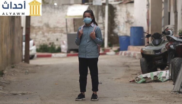 فتاة تبلغ من العمر 13 عاما تقوم برحلتها اليومية إلى مدرستها المجاورة لمستوطنة بيت إيل في الضفة الغربية