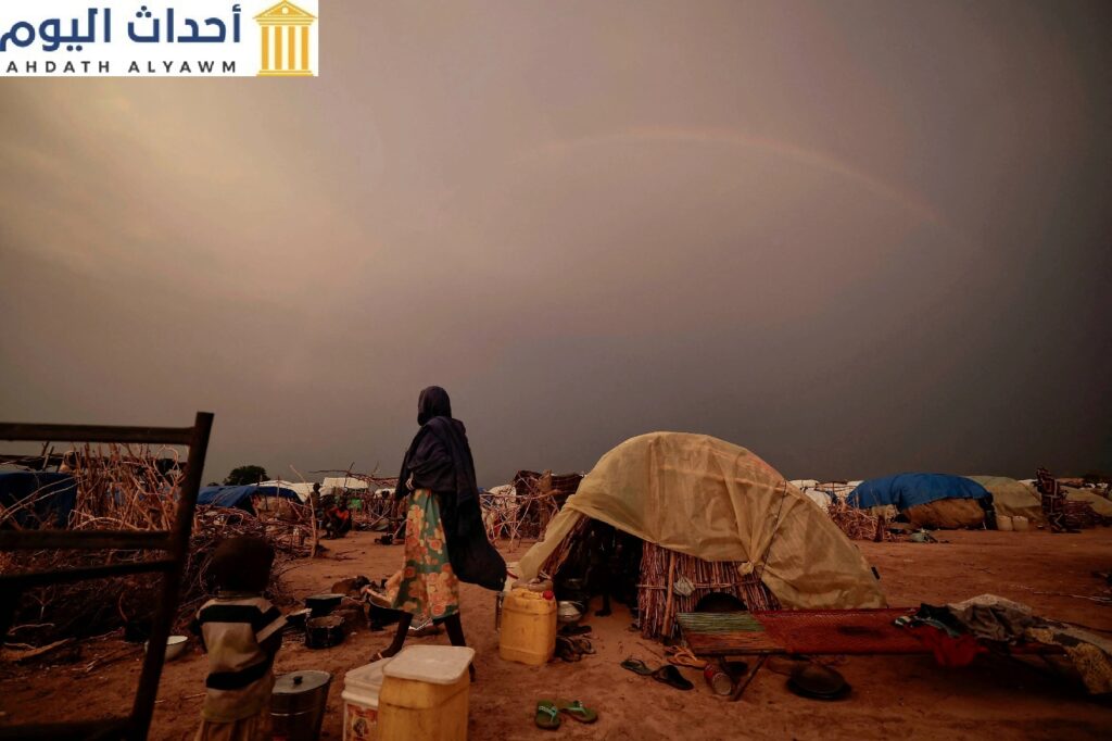 قوس قزح فوق خيام مؤقتة للهاربين من منطقة دارفور السودانية خلال المغيب في أدري، تشاد