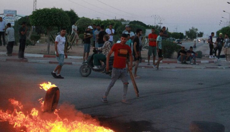 شبان تونسيون يغلقون الطريق ويشعلون الإطارات في صفاقس، تونس