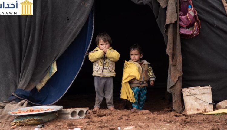 طفلان نازحان يقفان أمام خيمة أسرتهما في مخيم جنوبي سوريا
