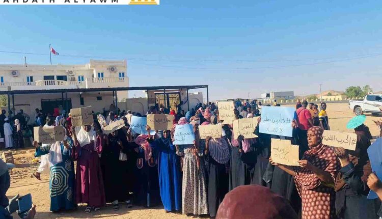 مجموعة من النساء السودانيات يحتججن ضد القيود الجديدة على التأشيرات أمام القنصلية المصرية في وادي حلفا، السودان