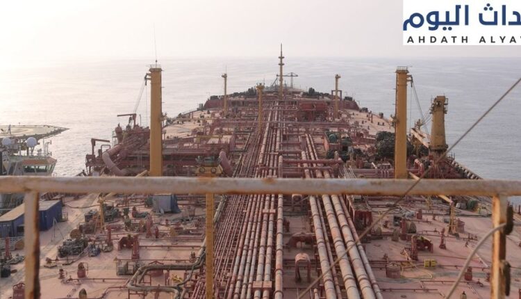 من على متن الناقلة المتهالكة صافر - الراسية في اليمن والتي تحتوي على ما يقدر بمليون برميل من النفط