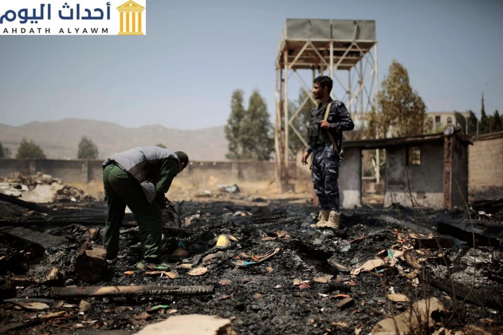 عناصر من الشرطة اليمنية يتفقدون موقعا لغارات جوية سعودية أصابت منزلين في صنعاء، اليمن، 26 مارس/آذار 2022
