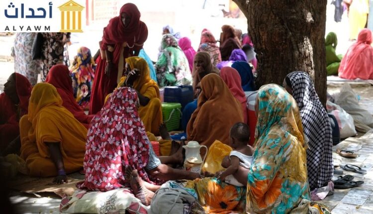 نساء مع أطفالهن في انتظار المواعيد في مستشفى الولادة في بورتسودان.