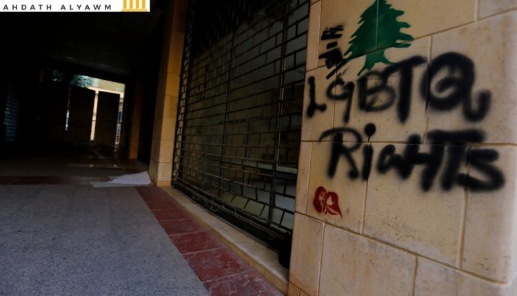 عبارة "حقوق مجتمع الميم" بالإنغليزية مكتوبة على الحائط في موقع احتجاجات في وسط بيروت