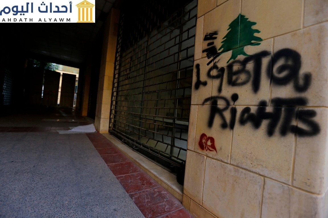 عبارة "حقوق مجتمع الميم" بالإنغليزية مكتوبة على الحائط في موقع احتجاجات في وسط بيروت