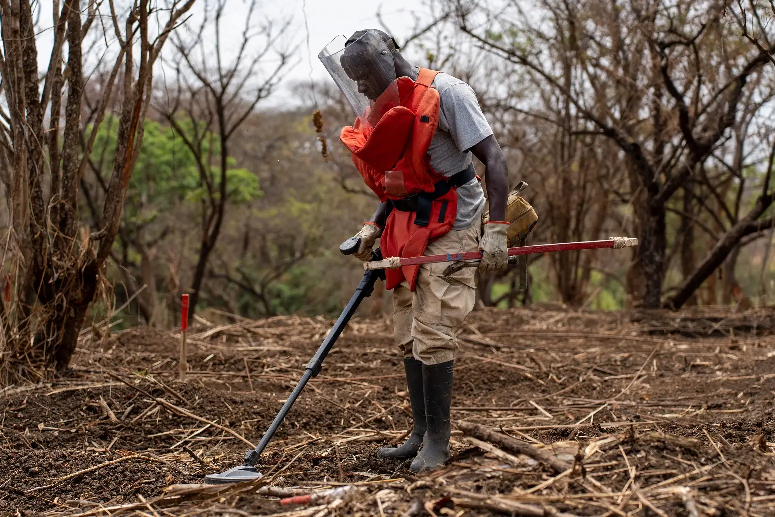 عامل إزالة ألغام من منظمة "دان تشيرش إيد" يطهّر منطقة مشكوك بتلوثها بمخلفات حرب متفجرة في باجوك، جنوب السودان