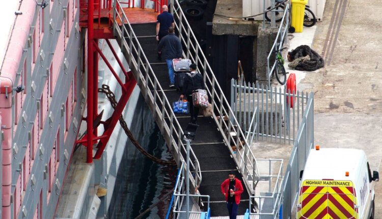 أشخاص يعتقد أنهم طالبو لجوء يصعدون على متن بارجة "بيبي ستوكهولم"