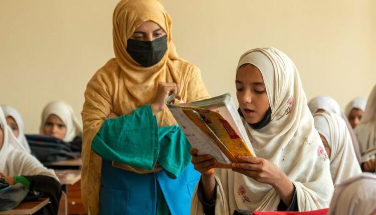 متطوعة أفغانية تشارك في مشروع تعليمي تدعمه المفوضية في جلال أباد، أفغانستان