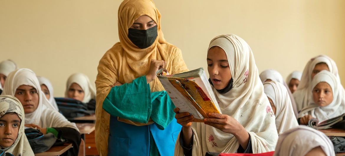 متطوعة أفغانية تشارك في مشروع تعليمي تدعمه المفوضية في جلال أباد، أفغانستان