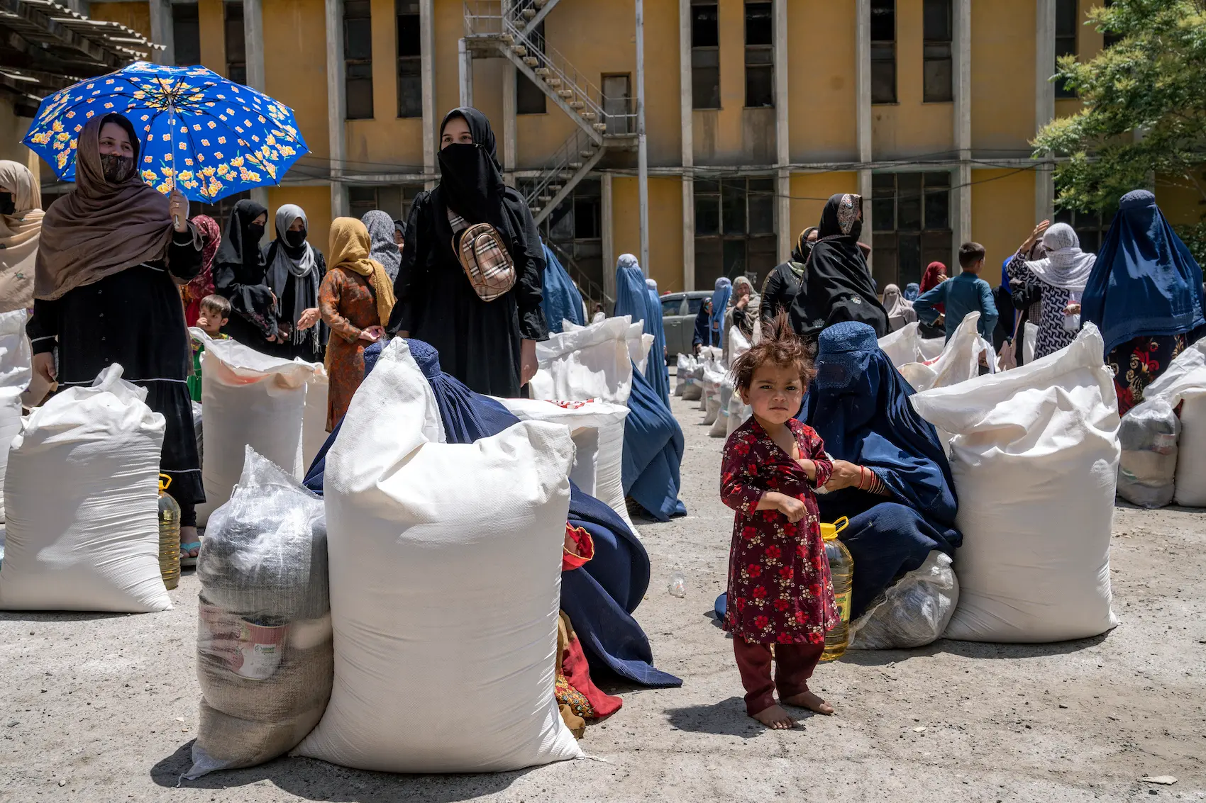 نساء أفغانيات يستلمن حصصا غذائية توزعها إحدى جماعات المعونة الإنسانية في كابول، أفغانستان في 28 مايو/أيار 2023