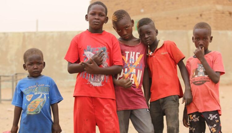 أطفال سودانيون نازحون في مدينة عطبرة السودانية
