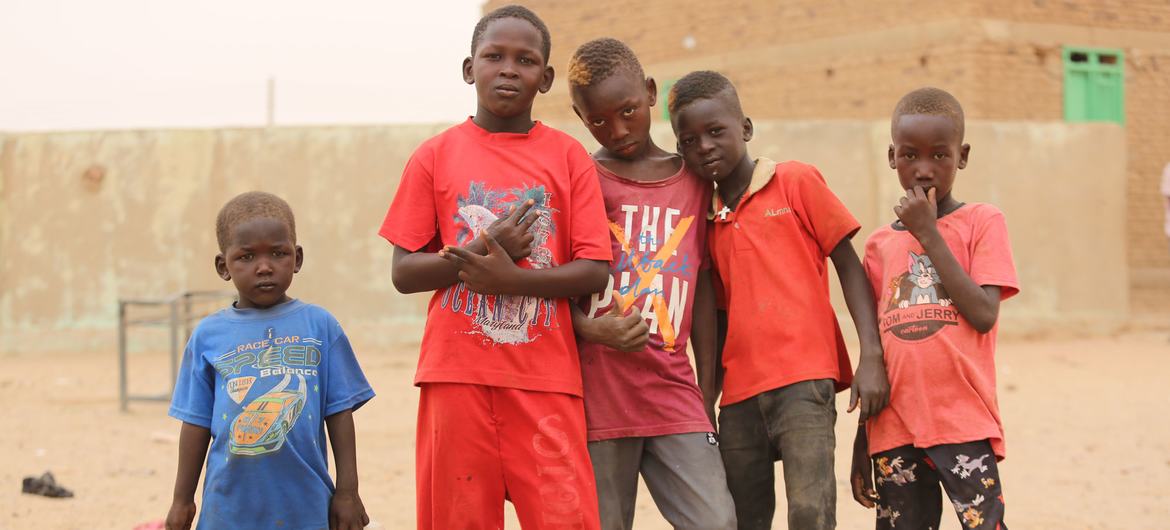 أطفال سودانيون نازحون في مدينة عطبرة السودانية