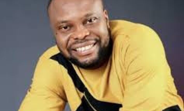 الصحفي النيجيري "ثيودور شينونسو أوبا" المعتقل على أيدي الشرطة النيجيرية