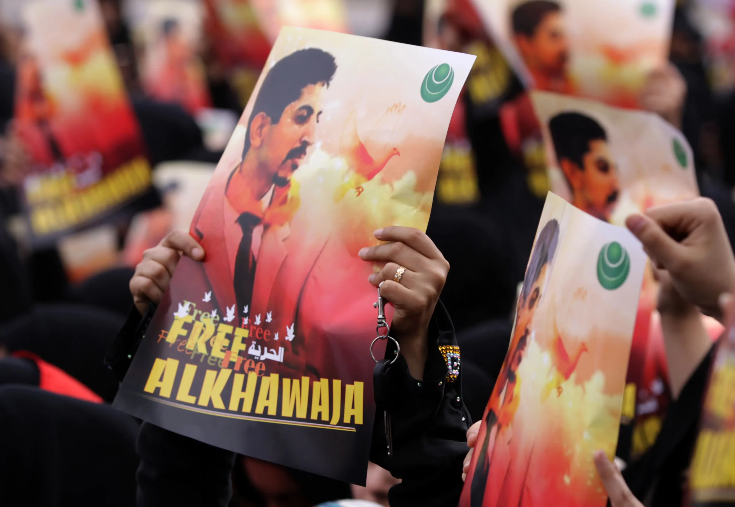 محتجون معارضون يرفعون لافتات تحمل صورة الناشط الحقوقي المسجون عبد الهادي الخواجة، الجمعة 6 أبريل/نيسان 2012 في جد حفص، البحرين