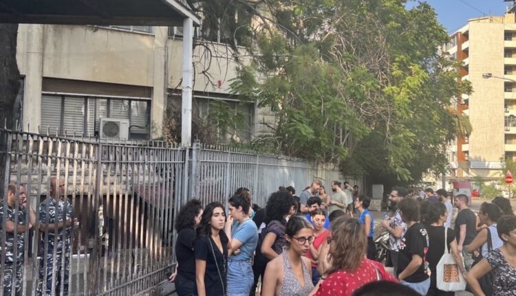 عشرات المتظاهرين أمام وزارة العدل في بيروت للمطالبة بالإفراج عن الممثل الكوميدي البارز "نور حجار"