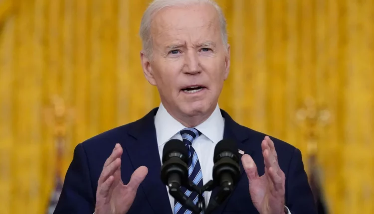 الرئيس الأمريكي جو بايدن يتحدث في "الغرفة الشرقية" في البيت الأبيض في واشنطن
