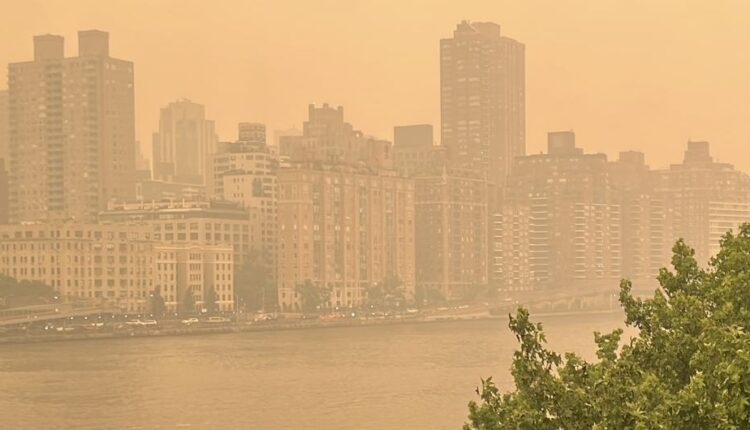 الدخان الناجم عن حرائق الغابات في كندا يسافر عبر الحدود ويلف مدينة نيويورك في وقت سابق من هذا الصيف