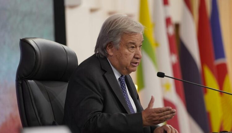 أمين عام الأمم المتحدة أنطونيو غوتيريش يتحدث مع الصحفيين، أثناء قمة الأمم المتحدة-الآسيان في جاكرتا