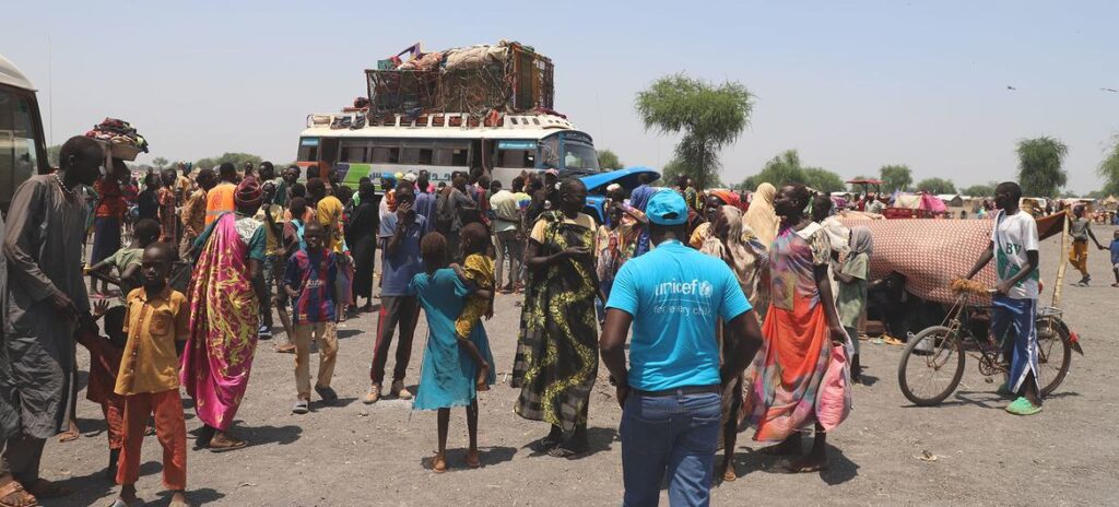 مدنيون فروا من النزاع في السودان في موقع عبور في رورياك، ولاية الوحدة، جنوب السودان