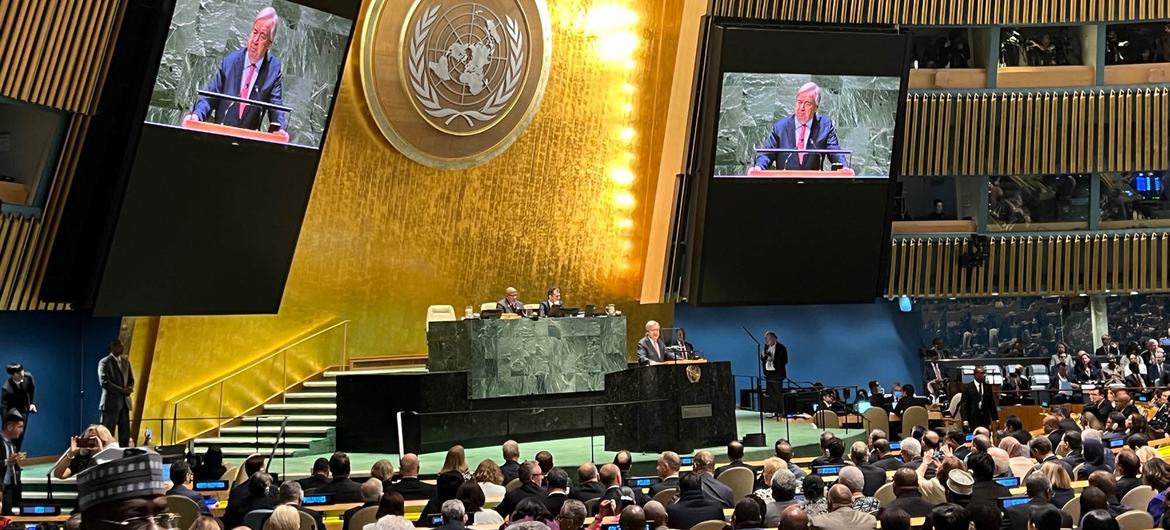 الأمين العام للأمم المتحدة أنطونيو غوتيريش يتحدث في قاعة الجمعية العامة قبيل افتتاح المداولات العامة رفيعة المستوى