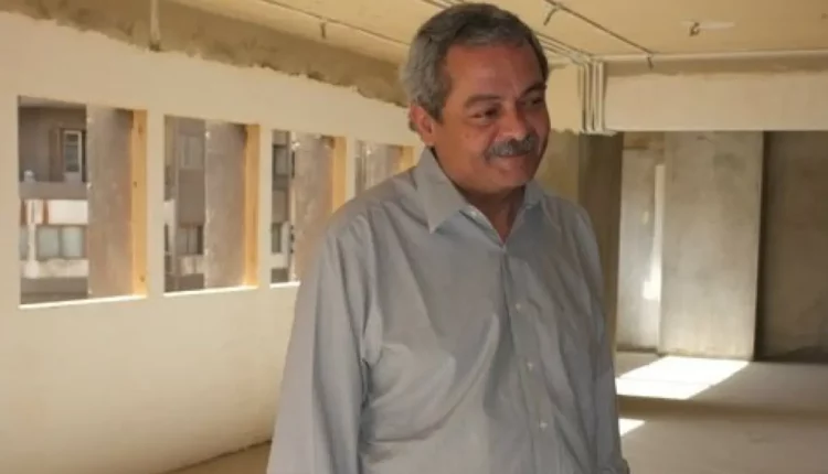 المعارض المصري البارز "هشام قاسم" في مكتبه قيد الإنشاء في القاهرة في 2010