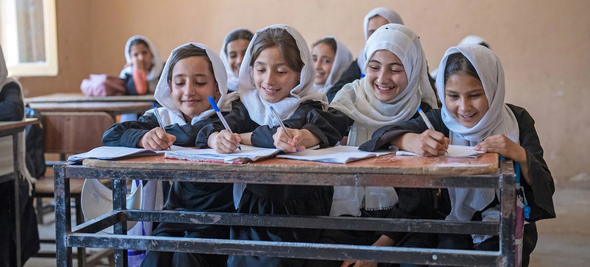 فتيات صغيرات يدرسن في مدرسة في مزار الشريف، ولاية بلخ، أفغانستان