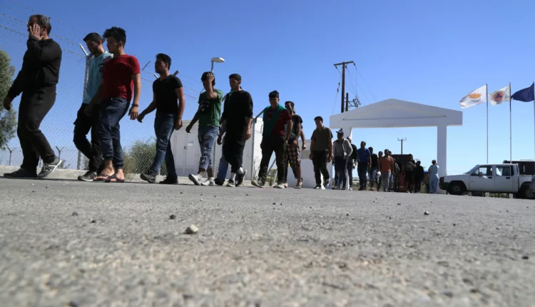 مهاجرون من سوريا يسيرون نحو مخيم للاجئين في كوكينوتريميتيا، خارج العاصمة نيقوسيا في جزيرة قبرص الكائنة شرق البحر المتوسط