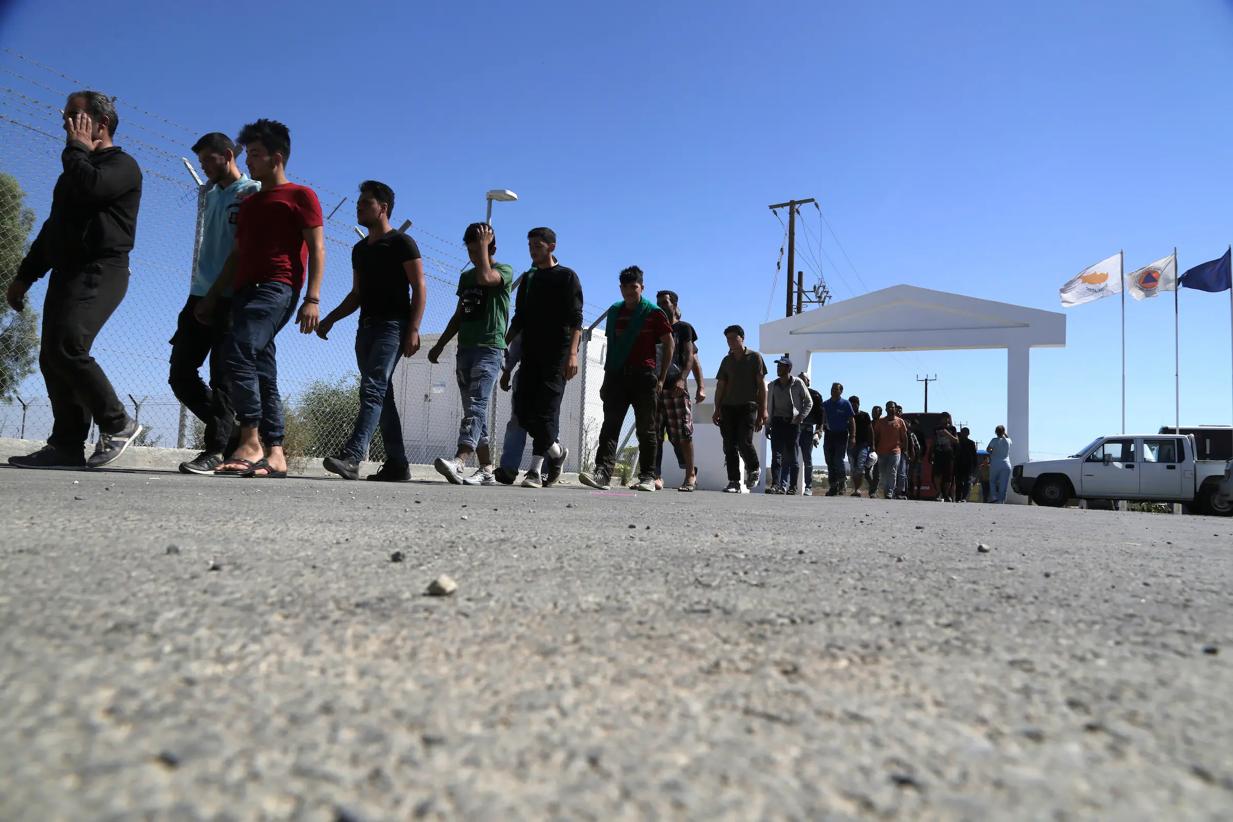 مهاجرون من سوريا يسيرون نحو مخيم للاجئين في كوكينوتريميتيا، خارج العاصمة نيقوسيا في جزيرة قبرص الكائنة شرق البحر المتوسط