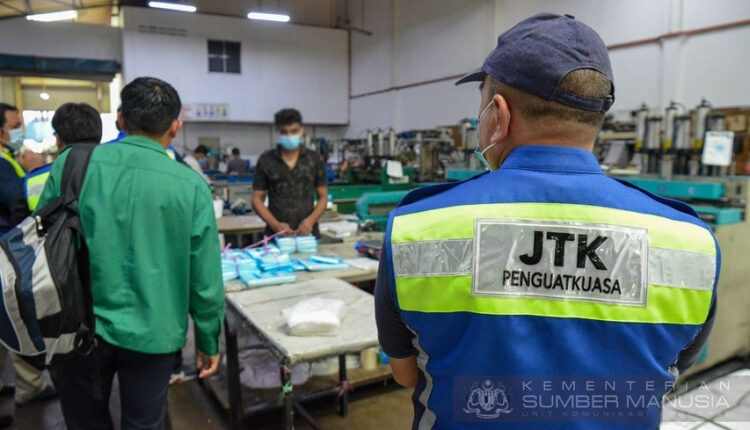 السلطات تحقق في المصنع