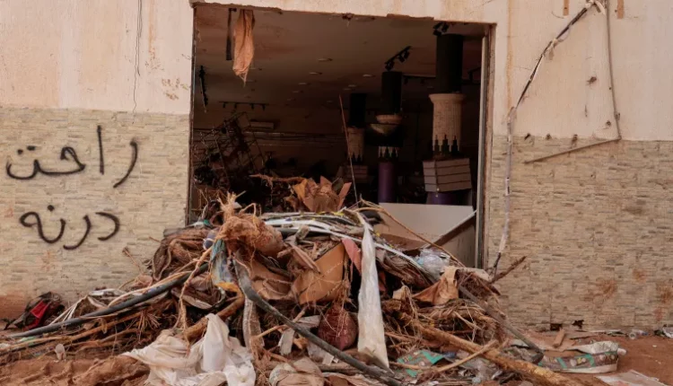 عبارة "راحت درنة" مكتوبة على جدار متجر بدرنة تضرر بفعل العاصفة العنيفة التي ضربت ليبيا وأودت بحياة الآلاف